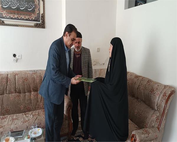 همزمان با روز شهدای دانشجو ، مدیر کل ارتباطات و فناوری اطلاعات خراسان رضوی به دیدار خانواده شهید مدافع حرم رفت