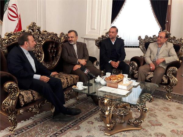 استاندار خراسان رضوی ضمن دیدار با وزیر ارتباطات و فناوری اطلاعات، وی را در محل فرودگاه بین المللی شهید هاشمی نژاد مشهد، بدرقه کرد.